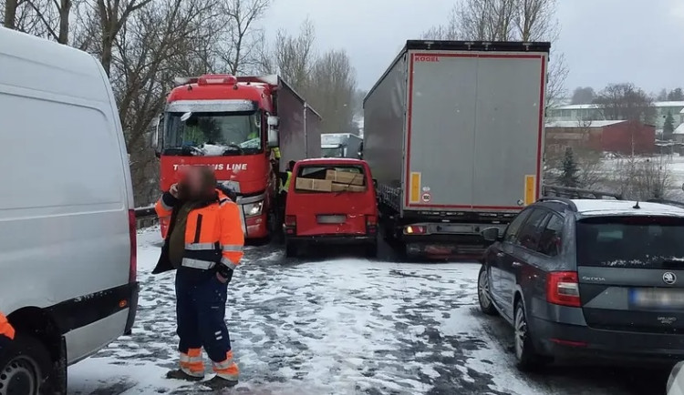 U Bochova na Karlovarsku se srazilo 13 aut, provoz byl omezený čtyři hodiny