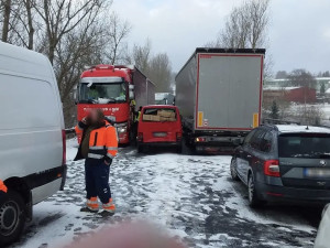 U Bochova na Karlovarsku se srazilo 13 aut, provoz byl omezený čtyři hodiny