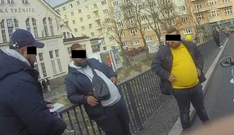 Lidem ve Varech prodávali na ulici parfémy. Odjeli s pokutou