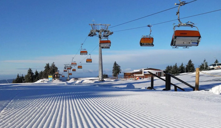 Lyžařskou sezonu v Karlovarském kraji ovlivňovalo proměnlivé počasí