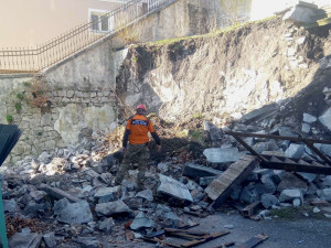 Masivní opěrná zeď se zřítila v ulici Na Vyhlídce uprostřed bytových domů. Trosky prohledávali speciálně vycvičení psi