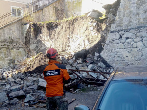 Masivní opěrná zeď se zřítila v ulici Na Vyhlídce uprostřed bytových domů. Trosky prohledávali speciálně vycvičení psi