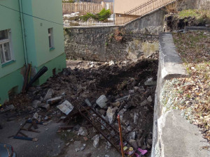 Masivní opěrná zeď se zřítila v ulici Na Vyhlídce uprostřed bytových domů. Trosky prohledávali speciálně vycvičení psi