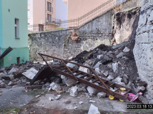 Masivní opěrná zeď se zřítila v ulici Na Vyhlídce uprostřed bytových domů. Trosky prohledávali speciálně vycvičení psi