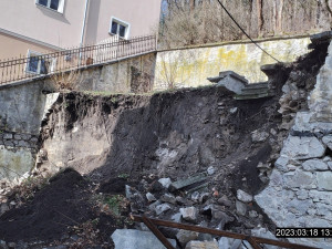 Masivní opěrná zeď se zřítila v ulici Na Vyhlídce uprostřed bytových domů. Trosky prohledávali speciálně vycvičení psi