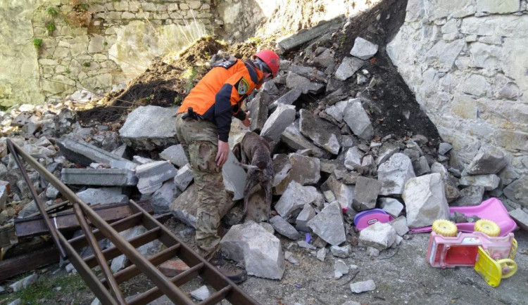 Masivní opěrná zeď se zřítila v ulici Na Vyhlídce uprostřed bytových domů. Trosky prohledávali speciálně vycvičení psi