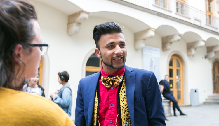 Rodině zesnulého romského režiséra poslali lidé statisíce korun