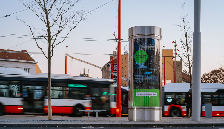 Brno se inspirovalo na Západě. Na opravené Mendlovo náměstí instalovalo moderní reklamy