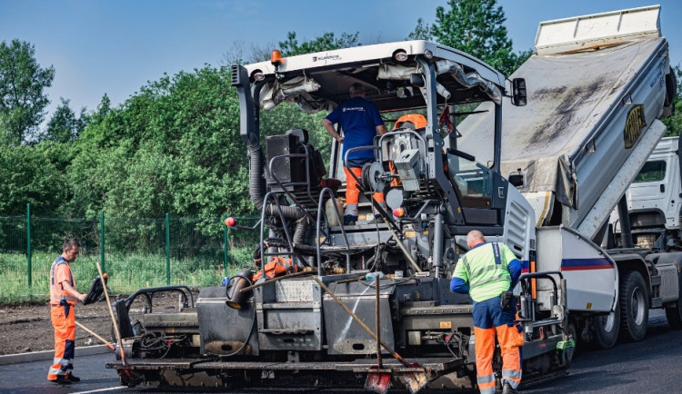 Karlovarští silničáři mají novou práci. Opraví silnici mezi Starým Rybníkem a Vojtanovem