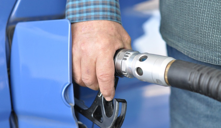 Pohonné hmoty v kraji potichu zlevňují. Motoristé ušetří haléře
