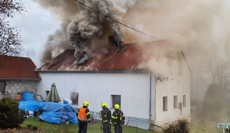Projíždějící policejní hlídka jako první zpozorovala požár domu. Jeho obyvatelku policisté ihned evakuovali