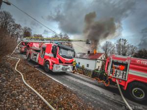 Projíždějící policejní hlídka jako první zpozorovala požár domu. Jeho obyvatelku policisté okamžitě evakuovali