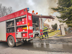 Projíždějící policejní hlídka jako první zpozorovala požár domu. Jeho obyvatelku policisté okamžitě evakuovali