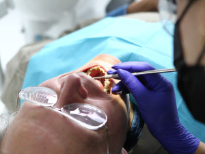 Kraji se nepodařilo zajistit provoz zubní pohotovosti v pracovních dnech v Karlových Varech