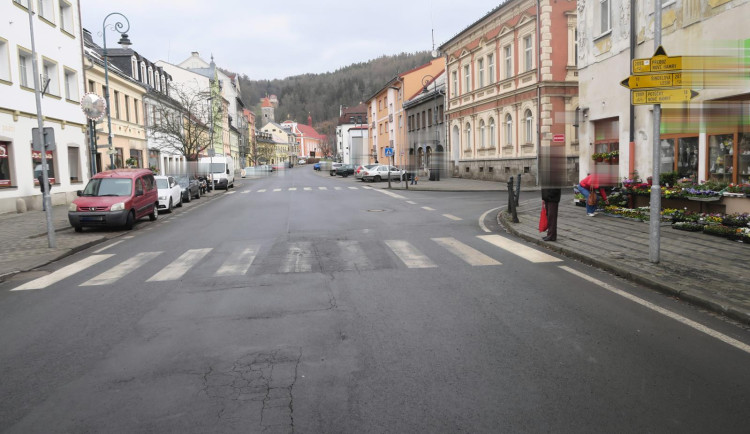 Karlovarští policisté hledají svědky nehody ženy na elektrokoloběžce