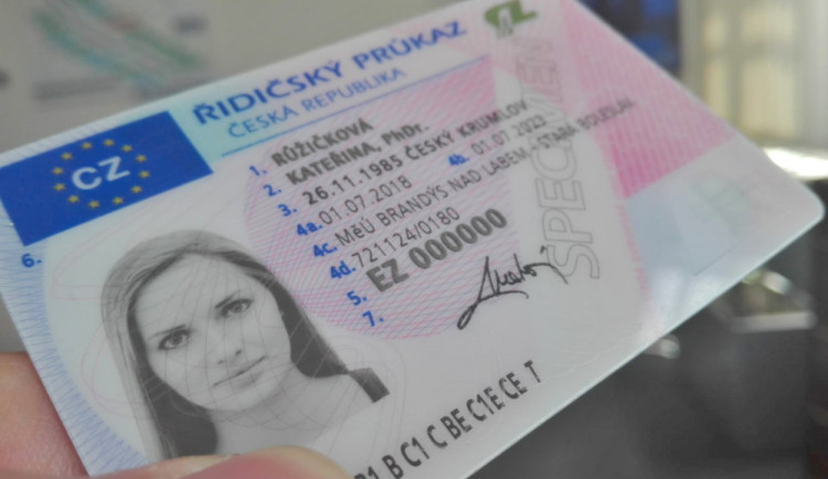 Tisícům motoristů z Karlových Varů a okolí skončí letos platnost řidičského průkazu