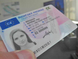 Tisícům motoristů z Karlových Varů a okolí skončí letos platnost řidičského průkazu