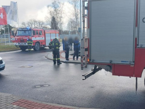 Kvůli požáru laserového stroje museli hasiči evakuovat 48 zaměstnanců výrobního podniku