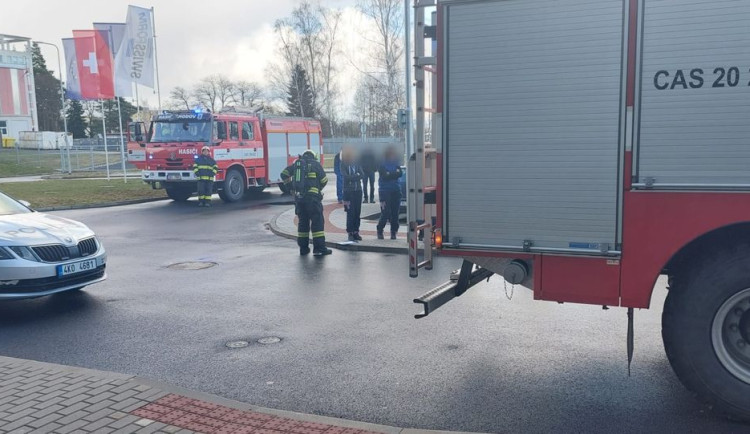 Kvůli požáru laserového stroje museli hasiči evakuovat 48 zaměstnanců výrobního podniku