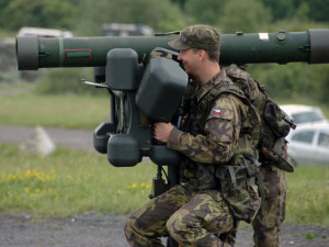 Čeští a slovenští vojáci trénují ve vojenském prostoru Hradiště sestřelení dronů