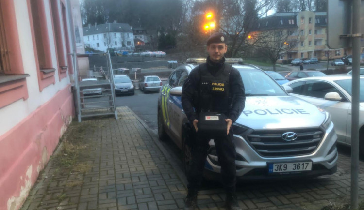Defibrilátor v policejním autě zachránil život muži, kterého postihl kolaps.