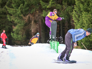 Na Karlovarsku lyžařská sezona nekončí. Lyžuje se na Klínovci i v Potůčkách