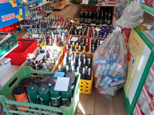 Překvapení celníci našli v jedné prodejně 400 lahví alkoholu bez dokladů