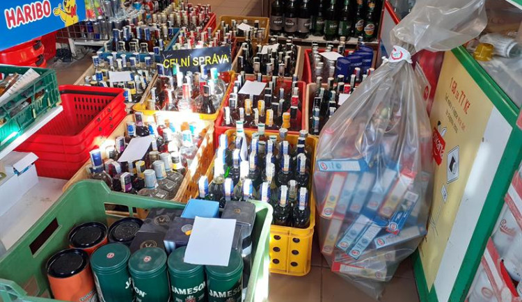 Překvapení celníci našli v jedné prodejně 400 lahví alkoholu bez dokladů
