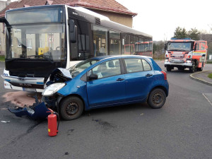 Řidička osobního automobilu se těžce zranila při střetu s linkovým autobusem