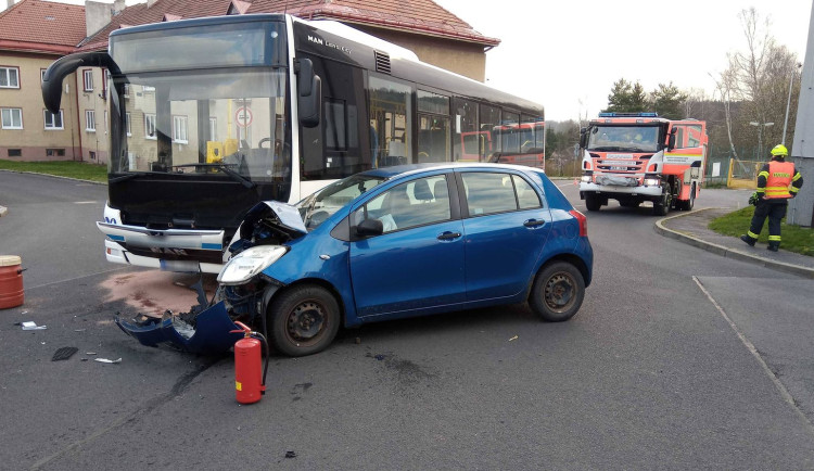 Řidička osobního automobilu se těžce zranila při střetu s linkovým autobusem