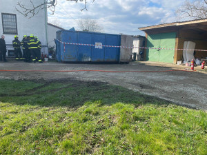 Trojice mužů se na Karlovarsku nadýchala neznámé látky. Záchranná služba je převezla do nemocnice