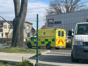 Trojice mužů se na Karlovarsku nadýchala neznámé látky. Záchranná služba je převezla do nemocnice