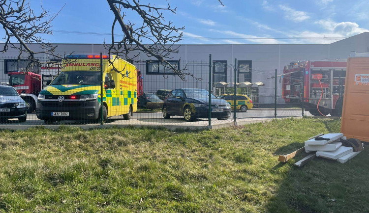 Trojice mužů se na Karlovarsku nadýchala neznámé látky. Záchranná služba je převezla do nemocnice.