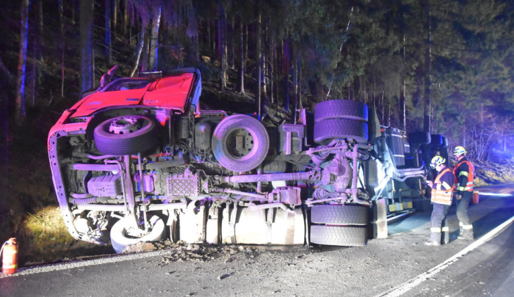 size4-16806771096815-239-cisterna-se-prevratila-na-bok-v-serpentinach-u-becova-nehoda-blokuje-hlavni-tah-do-plzne-na-silnici-