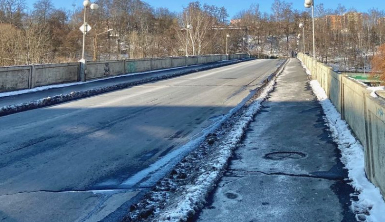 Karlovy Vary se po odkladu vrhnou do opravy Ostrovského mostu. Řidiče čeká uzavírka