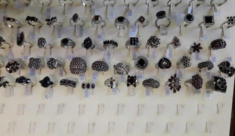 Zloděj ukradl z vitríny šperky za 80 tisíc korun. Pátrá po něm policie