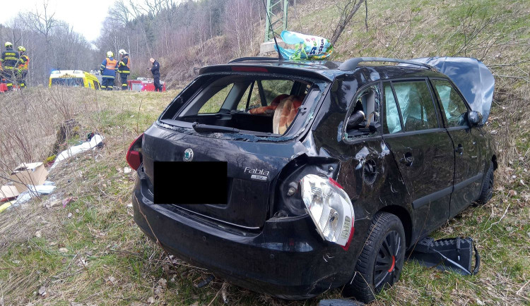 Hasiče zaměstnala nehoda osobáku v serpentinách nad Jáchymovem