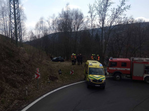 Hasiče zaměstnala nehoda osobáku v serpentinách nad Jáchymovem