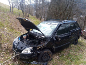 Hasiče zaměstnala nehoda osobáku v serpentinách nad Jáchymovem