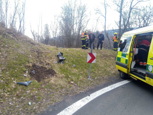 Hasiče zaměstnala nehoda osobáku v serpentinách nad Jáchymovem