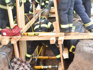Smutný zásah hasičů. Koně se hasičům podařilo po několika hodinách vyprostit až mrtvého
