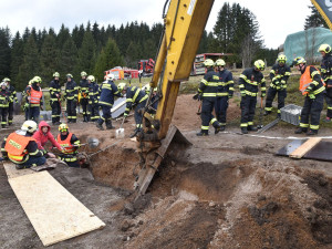 Smutný zásah hasičů. Koně se hasičům podařilo po několika hodinách vyprostit až mrtvého