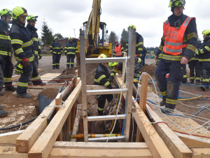 Smutný zásah hasičů. Koně se hasičům podařilo po několika hodinách vyprostit až mrtvého