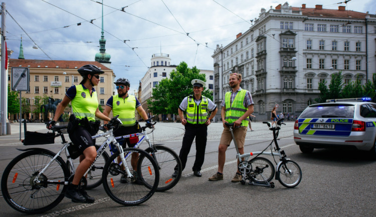 Brněnští strážníci ochrání bicykly a koloběžky. Postříkají je neviditelnou tekutinou