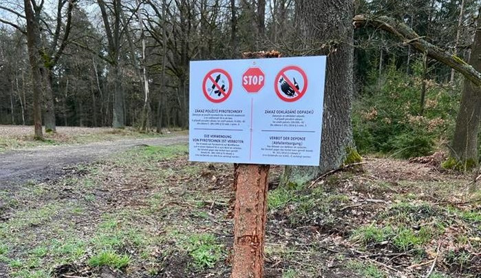 Chebská radnice instaluje tabule zakazující používání zábavní pyrotechniky, varovat mají hlavně německé turisty