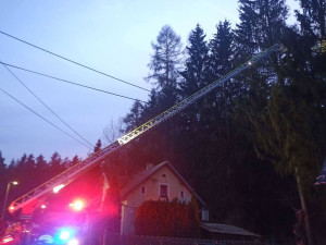 Hasiči odstraňovali strom, který hrozil pádem na dům. Ve stejný okamžik začalo v tom samém domě hořet