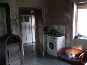 Hasiči odstraňovali strom, který hrozil pádem na dům. Ve stejný okamžik začalo v tom samém domě hořet