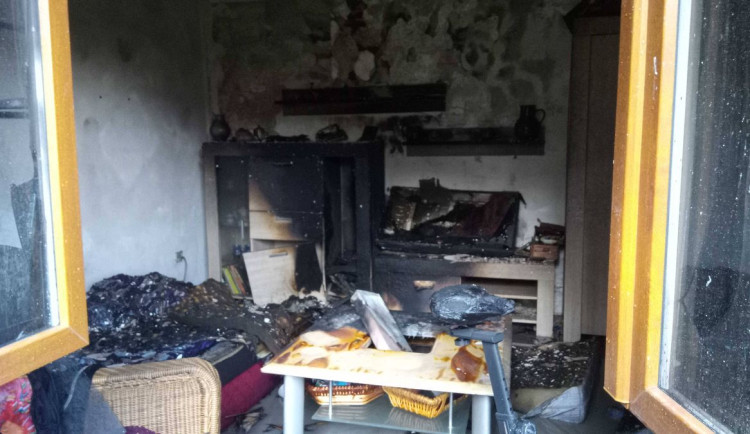 Hasiči odstraňovali strom, který hrozil pádem na dům. Ve stejný okamžik začalo v tom samém domě hořet