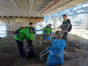 Stovky dobrovolníků v Karlovarském kraji uklízeli Ohři od odpadků a nepořádku