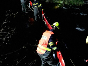 Auto sjelo z osmimetrového srázu a skončilo v řece. Vyprostit ho museli hasiči